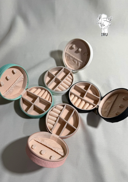 Round leather jewelry organizer with zipper