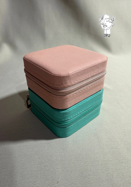 Square leather jewelry organizer with zipper and mirror