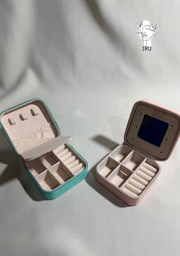 Square leather jewelry organizer with zipper and mirror