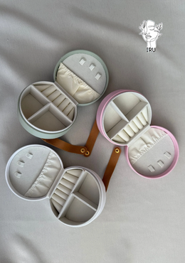 Round leather jewelry organizer with clasp closure and leather handle
